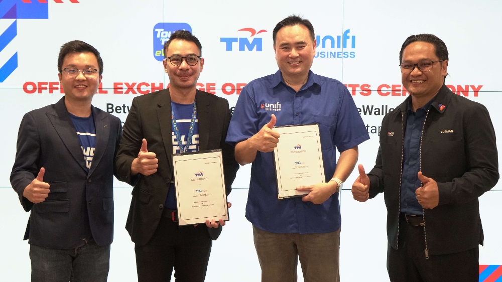 Left to Right: Mohamad Yusman Ammeran, VP Unifi Business, Kelvin Lee Tsuan Chin, general manager for Fixed Mobile Convergence Unifi, Mohd Hanif Bin Mat Nor, manager, Commercial Marketing, TNG Digital and Freddie Lee, head of Merchant Services TNG Digital, during the MoU Signing